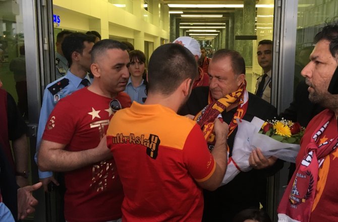 GALATASARAY İZMİR’DE COŞKUYLA KARŞILANDI