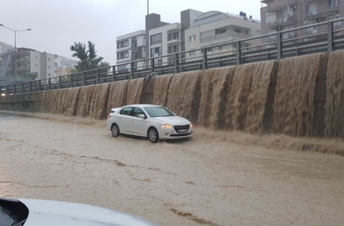 KÖPRÜLÜ KAVŞAKLAR ŞELALEYE DÖNDÜ