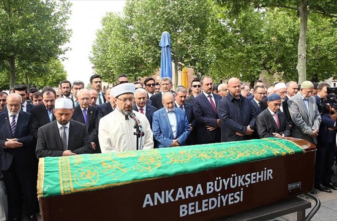 ESKİ BAKAN AYHAN İÇİN CENAZE NAMAZI KILINDI