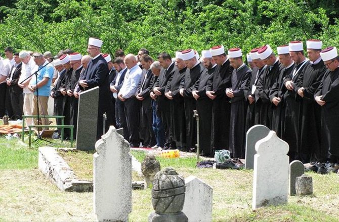 BOSNA SAVAŞI'NDA 26 YIL ÖNCE YAKILAN 8 KURBAN TOPRAĞA VERİLDİ