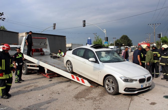 SERVİS OTOBÜSÜ OTOMOBİLE ÇARPTI: 1’İ ÇOCUK 2 YARALI