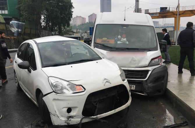 SERVİS ARACI OTOMOBİLE ÇARPTI: 11 YARALI