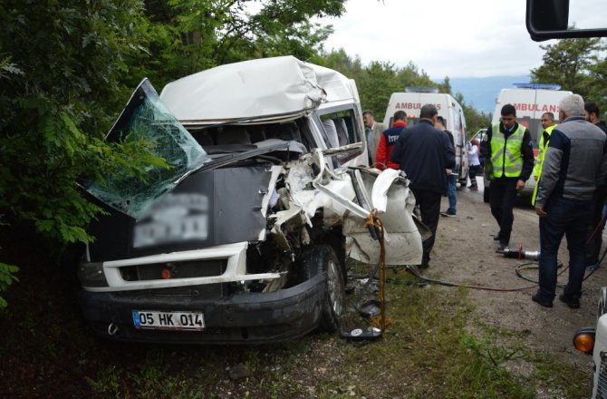 NİŞANA GİDERKEN KAZA YAPTILAR: 11 YARALI