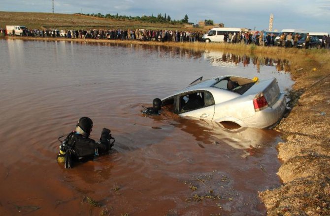 OTOMOBİL SUYA DEVRİLDİ: 4 ÖLÜ