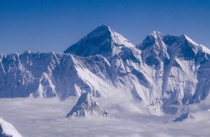 EVEREST’TE TIRMANAN 2 DAĞCI ÖLDÜ