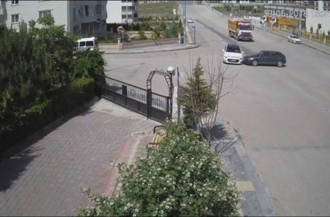 ANKARA’DA 2 ARACIN KAFA KAFAYA ÇARPIŞMA ANI KAMERADA