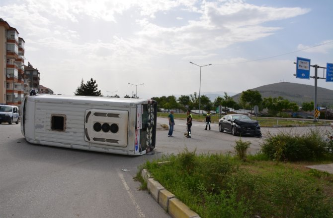 ÖĞRENCİ SERVİSİ İLE OTOMOBİL ÇARPIŞTI: 7 YARALI