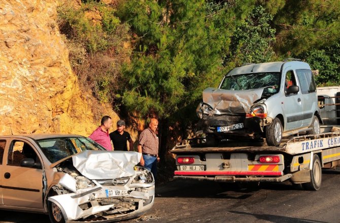 OTOMOBİLLER KAFA KAFAYA ÇARPIŞTI: 5 YARALI