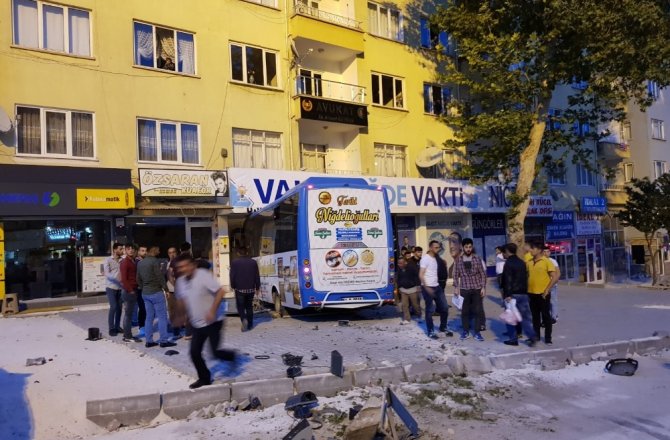 HALK OTOBÜSÜ SEÇİM BÜROSUNA DALDI: 2 YARALI