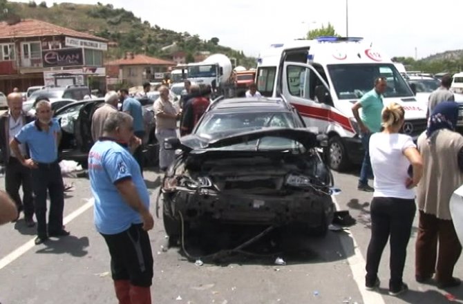 BAŞKENT’TE ZİNCİRLEME TRAFİK KAZASI: 3’Ü POLİS 4 YARALI