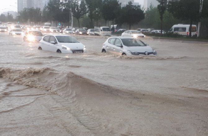 YAĞMUR ANKARA’YI FELÇ ETTİ