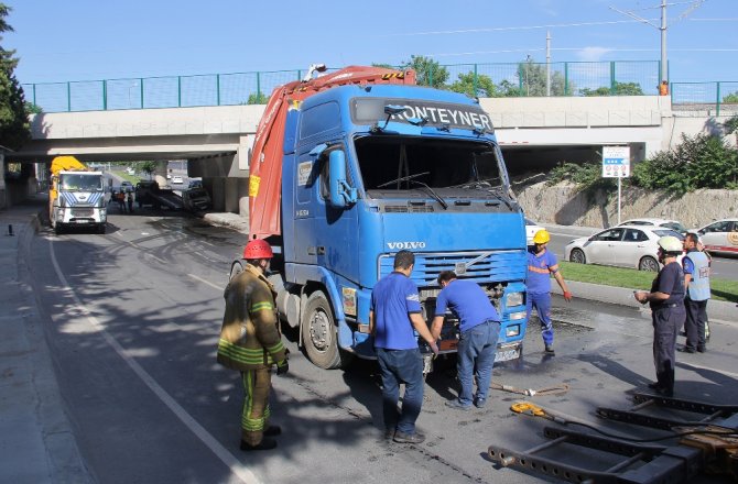 ALTGEÇİDE TAKILARAK DEVRİLEN TIR TRAFİĞİ FELÇ ETTİ