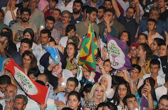 HDP MİTİNGİNDE TERÖR ÖRGÜTÜ PROPAGANDASI