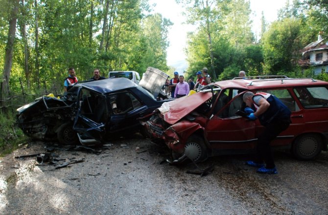 İKİ OTOMOBİL KAFA KAFAYA ÇARPIŞTI: 1 ÖLÜ, 12 YARALI