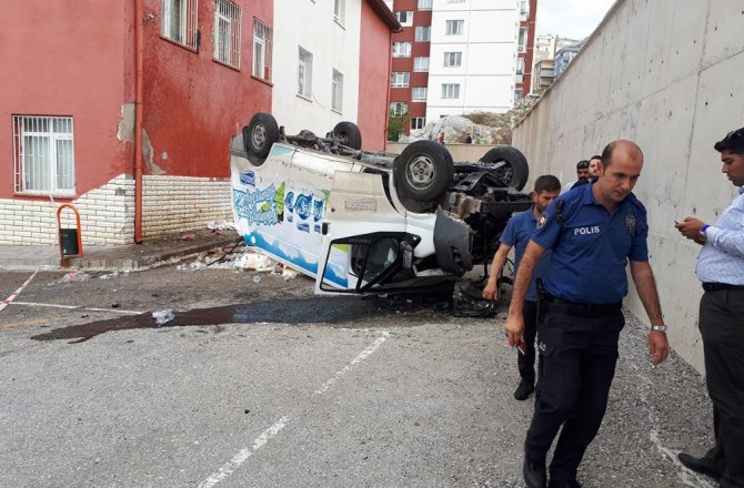 ANKARA’DA MİNİBÜS OKULUN BAHÇESİNE UÇTU