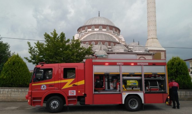 Camide yıldırım paniği