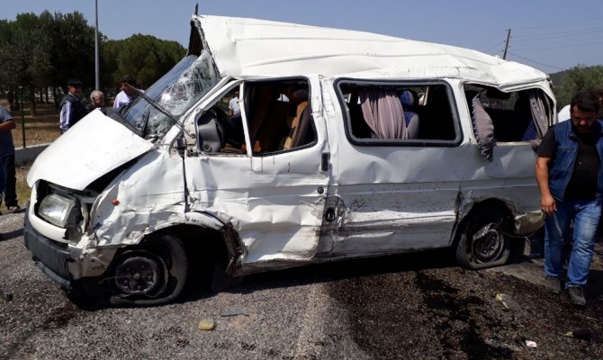 Akhisar’da feci kaza: 2 ölü, 8 yaralı