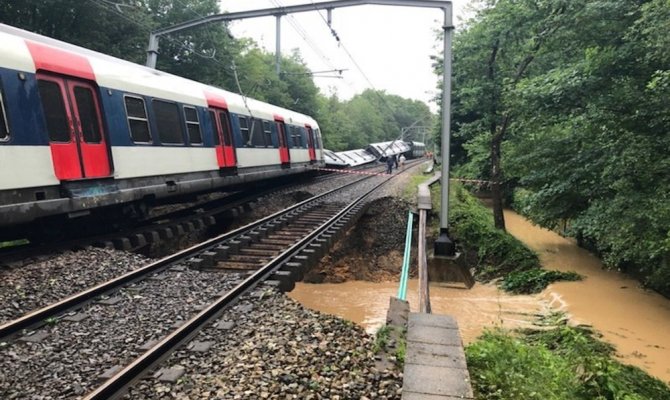 Paris’te tren raydan çıktı: 7 yaralı