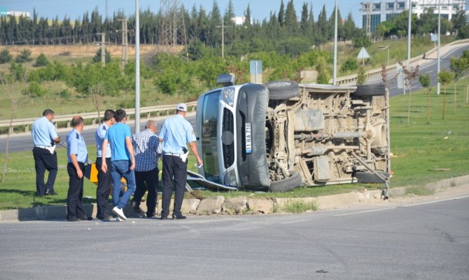 Yolcu midibüsü devrildi: 3 yaralı