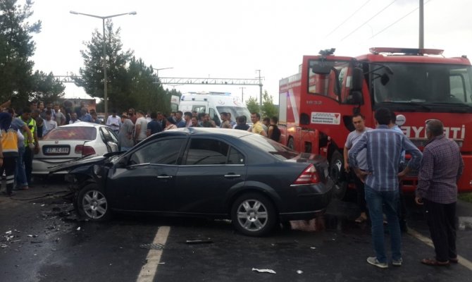 Otomobiller kafa kafaya çarpıştı 1 kişi öldü