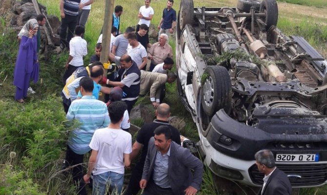 Bingöl’de yolcu minibüsü devrildi: 14 yaralı