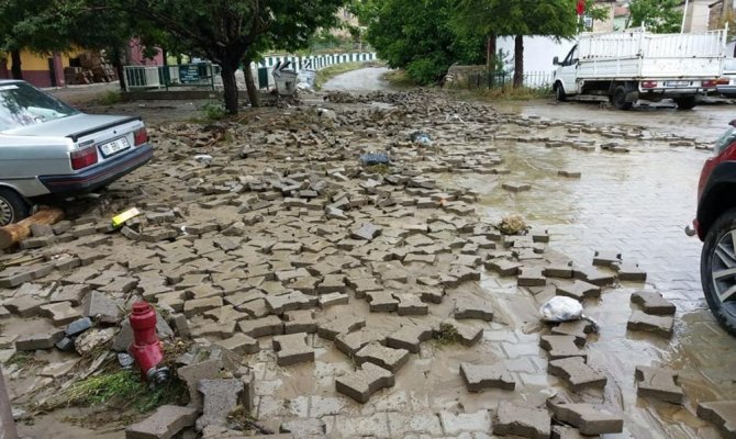 Parke taşları bile yerinden söküldü