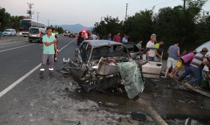 Ters yönde giden ticari araç otomobille çarpıştı: 2’si ağır, 5 yaralı