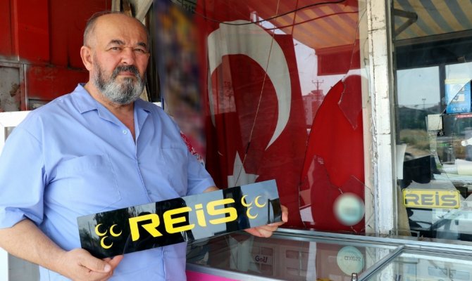 Türk bayrağı ile ‘Reis’ yazısı asılı markete saldırı