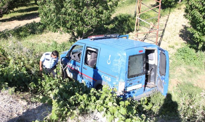 Karaman’da jandarma aracı kaza yaptı: 2 asker yaralı