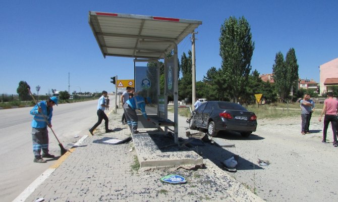 İki otomobilin çarpıştığı kaza kamerasında