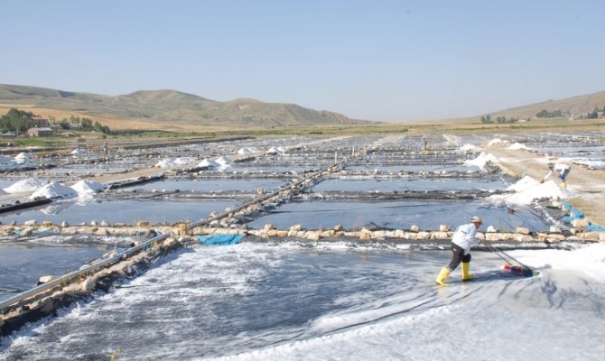 Burada günde 120 ton tuz üretiliyor