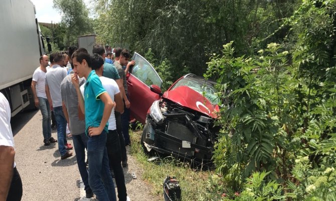 Bartın’da otomobille tır çarpıştı: 4 yaralı