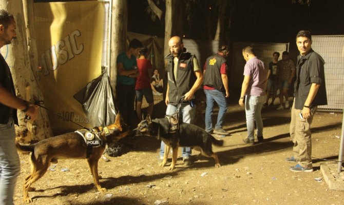 Ünlü sanatçıların sahne aldığı festivale polis baskını