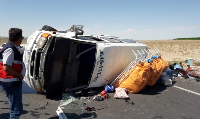 Tarım işçilerini taşıyan minibüs devrildi: 8 yaralı