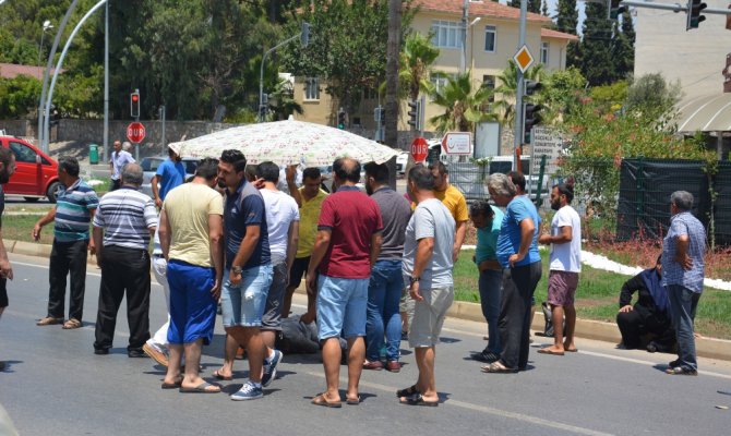 Yaralı kadını güneşten plaj şemsiyesiyle korudular