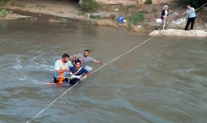 Piknikçiler yükselen çay suyunda mahsur kaldı