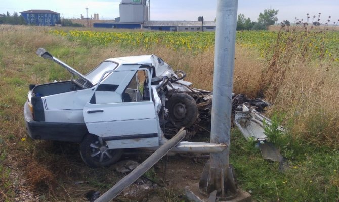 İkiye bölünen otomobilden sağ çıktı