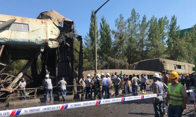 Kömür bandının altındaki işçiler mesaiye kalmış