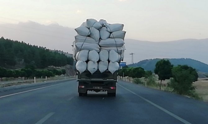 Saman yüklü kamyon beşik gibi sallandı