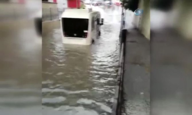 Yolcu minibüsü su basan alt geçitte mahsur kaldı