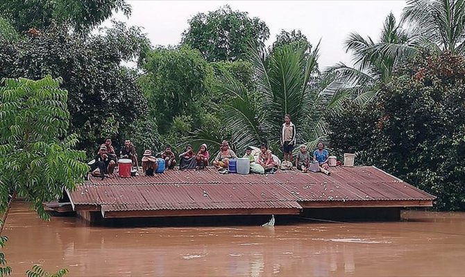 Laos'ta baraj çöktü, yüzlerce kişi sular altında kaldı