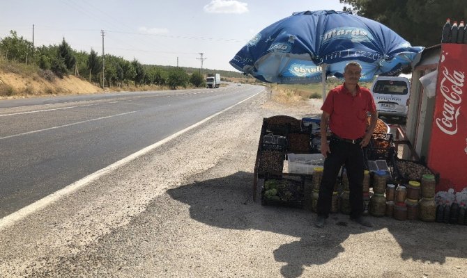 Tehlikeye aldırmadan ekmek parası kazanıyorlar