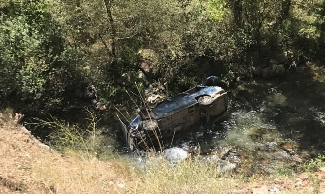 Otomobili dereye uçurdu canını zor kurtardı