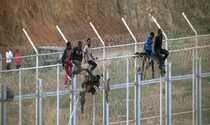 Tel örgüleri aşarak İspanya’ya girdiler