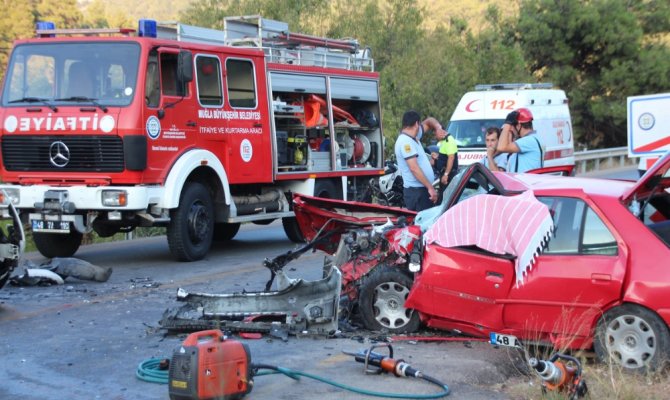 İki araç kafa kafaya çarpıştı: 1 ölü, 3 yaralı