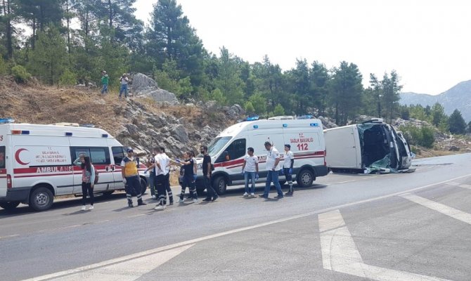 Tur otobüsü otomobil ile çarpıştı: 2 ölü, 31’i Çinli 33 yaralı