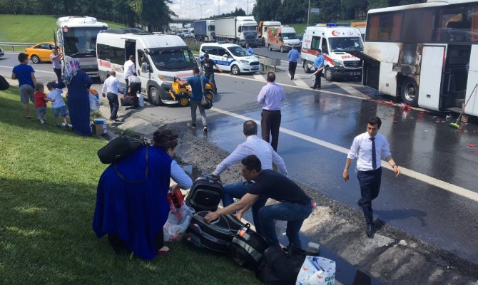 Şehirlerarası yolcu otobüsü alev alev yandı