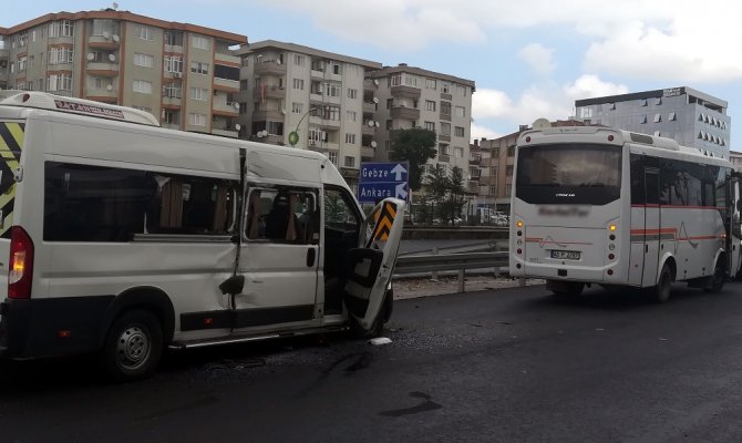 İki servis minibüsü çarpıştı: 3 yaralı