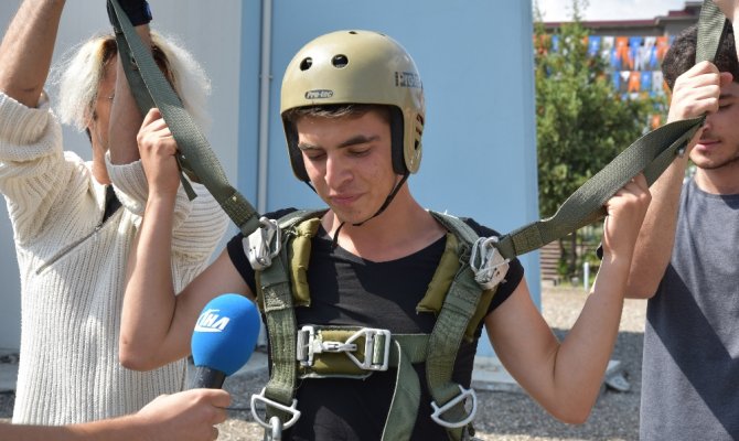 Başkent’in göbeğinde paraşüt heyecanı