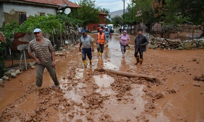 Sel yıktı geçti